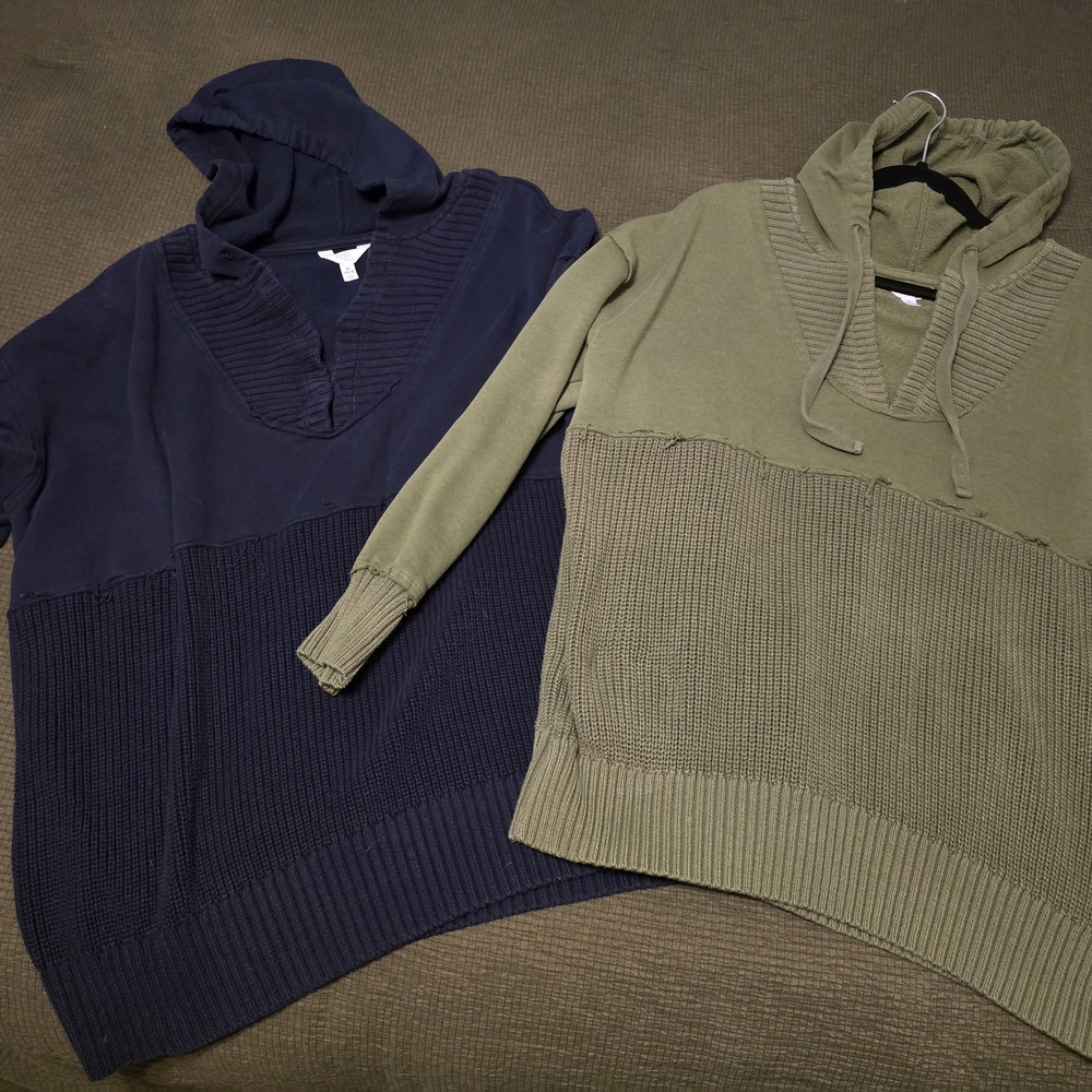 Time and Tru Women's Two-Tone V-Neck Sweaters - Navy and Olive